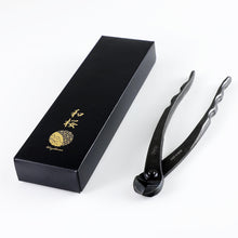 Laden Sie das Bild in den Galerie-Viewer, Wire cutter next its original box on withe background