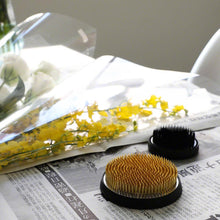 將圖片載入圖庫檢視器 80mm Round Kenzan placed next a 61mm Black Round Kenzan