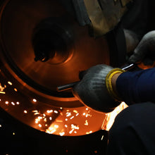 Laden Sie das Bild in den Galerie-Viewer, Artisan sharepning the blades of scissors