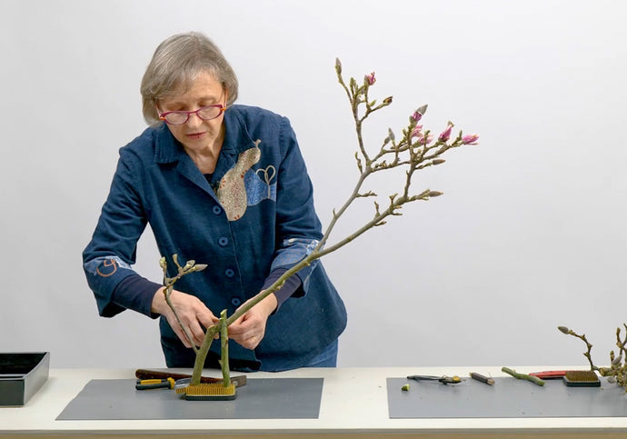 A Guide to Using the Kenzan in Floral Arrangements - By Ilse Beunen