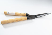 Laden Sie das Bild in den Galerie-Viewer, Wazakura Premium Mini Grass Shears - Handmade Japanese Shears
