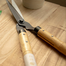 Laden Sie das Bild in den Galerie-Viewer, Wazakura Premium Mini Grass Shears - Handmade Japanese Shears

