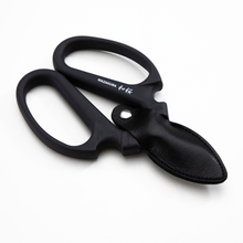 將圖片載入圖庫檢視器 Black kitchen shears with Wazakura branding on a white background
