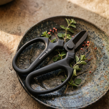 將圖片載入圖庫檢視器 black Wazakura Japan floral scissors 

