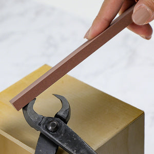 Hand sharpgning a concave cutter with #320 Sharpening Oilstone 