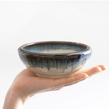 Load image into Gallery viewer, [ Minoyaki Series ] Small Ikebana Vase Round 5&quot;(128mm) White and Blue
