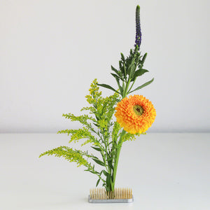 Flower arrangement with long rectangular kenzan