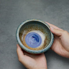 Load and play video in Gallery viewer, [ Minoyaki Series ] Small Ikebana Vase Round 5&quot;(128mm) Brown and Blue

