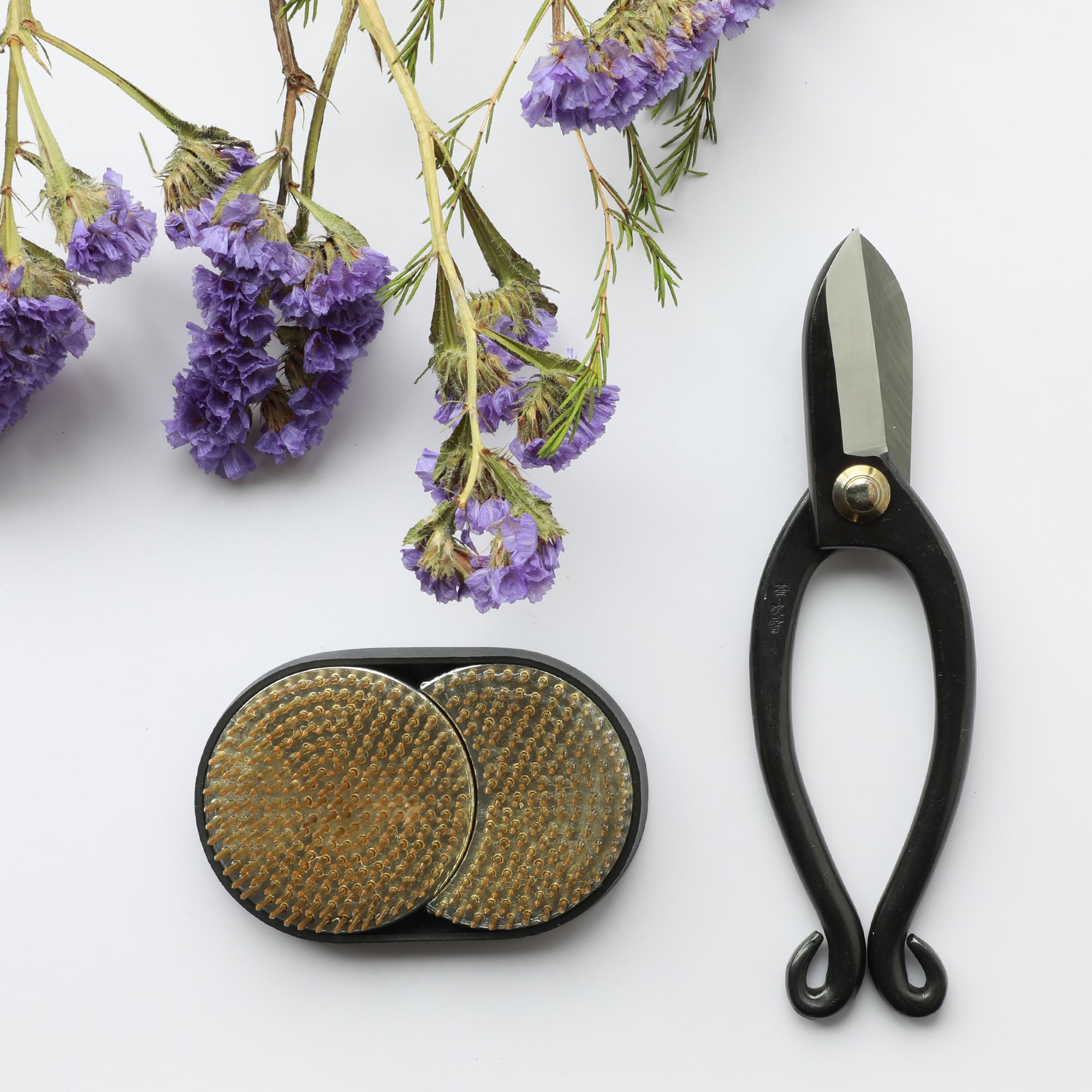 Wazakura 3-delige Japanse Ikebana Bloemschik Gereedschap Set – Made in Japan – Ikenobo Schaar 61 mm Ronde Messing Kenzan Kenzan Onderhoudsgereedschap