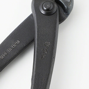 handles of the wire cutter