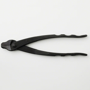 horizontal view of the pliers